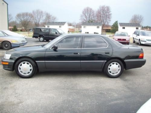 Photo of a 1990-1994 Lexus LS in Black Jade Pearl (paint color code 6K4)