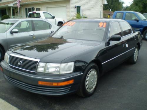 Photo of a 1990-1994 Lexus LS in Black Jade Pearl (paint color code 6K4)