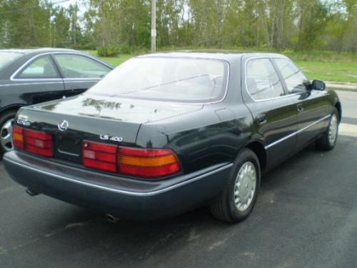 Photo of a 1990-1994 Lexus LS in Black Jade Pearl (paint color code 6K4)