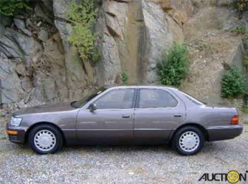 Photo of a 1993-1994 Lexus LS in Silver Taupe Metallic (paint color code 923)