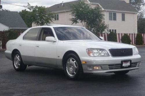 Photo of a 2000 Lexus LS in Crystal White (paint color code 062)