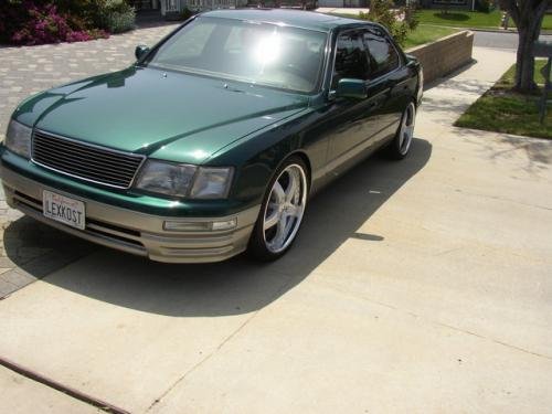 Photo of a 1996-1997 Lexus LS in Deep Jewel Green Pearl (paint color code 6P3)