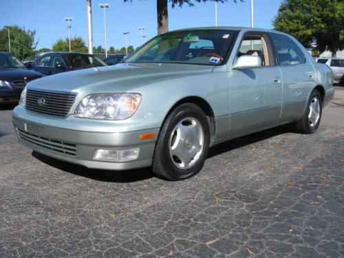 Photo of a 1997-1999 Lexus LS in Silver Jade Pearl (paint color code 6P7)