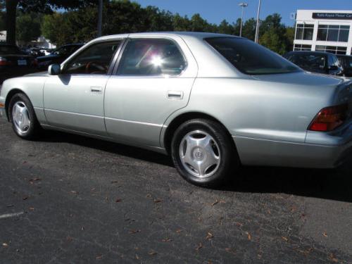Photo of a 1997-1999 Lexus LS in Silver Jade Pearl (paint color code 6P7)