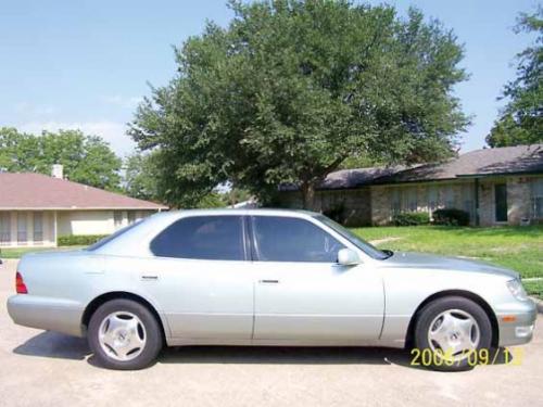 Photo of a 1997-1999 Lexus LS in Silver Jade Pearl (paint color code 6P7)