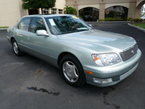 Photo of a 1997-1999 Lexus LS in Silver Jade Pearl (paint color code 6P7)