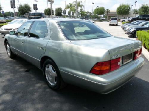 Photo of a 1997-1999 Lexus LS in Silver Jade Pearl (paint color code 6P7)
