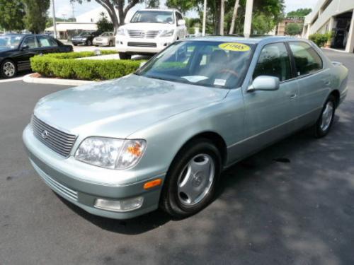 Photo of a 1997-1999 Lexus LS in Silver Jade Pearl (paint color code 6P7)