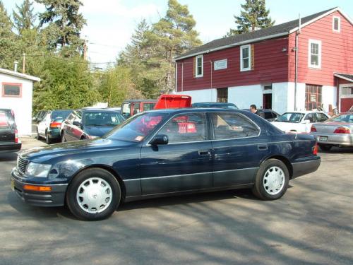 Photo of a 1995-1997 Lexus LS in Star Sapphire Pearl (paint color code 8L1)