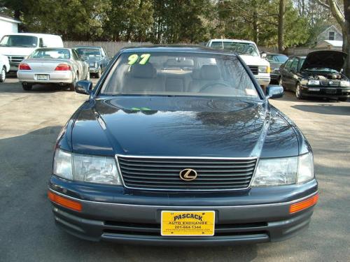 Photo of a 1995-1997 Lexus LS in Star Sapphire Pearl (paint color code 8L1)