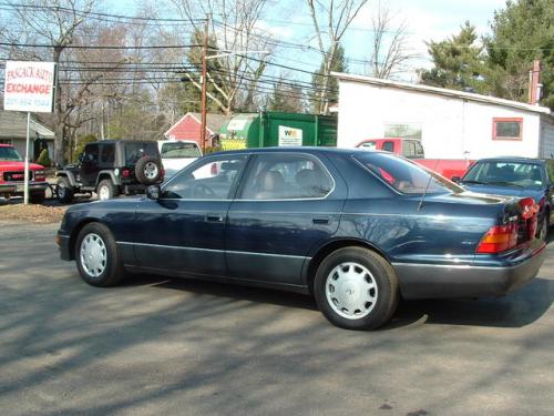 Photo of a 1995-1997 Lexus LS in Star Sapphire Pearl (paint color code 8L1)