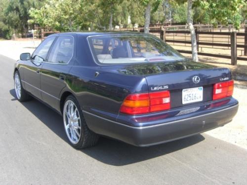 Photo of a 1995-1997 Lexus LS in Star Sapphire Pearl (paint color code 8L1)