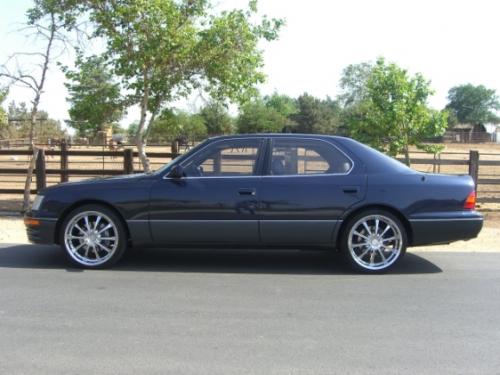 Photo of a 1995-1997 Lexus LS in Star Sapphire Pearl (paint color code 8L1)