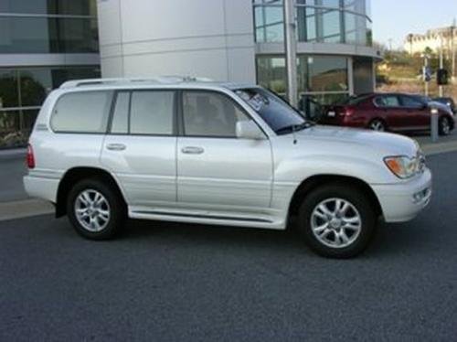 Photo of a 2003-2005 Lexus LX in Blizzard Pearl (paint color code 070)