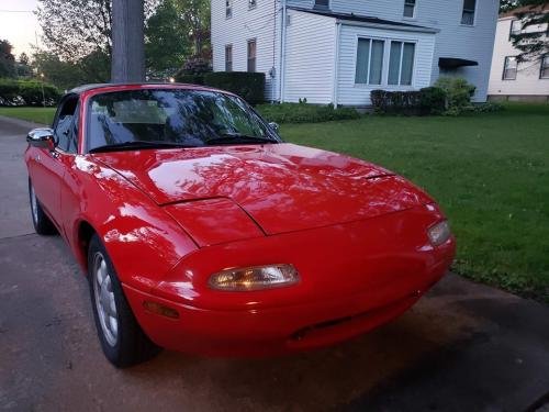 Photo of a 1990-1997 Mazda Miata in Classic Red (paint color code SU)