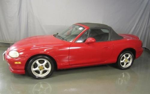 Photo of a 1999-2005 Mazda Miata in Classic Red (paint color code SU)