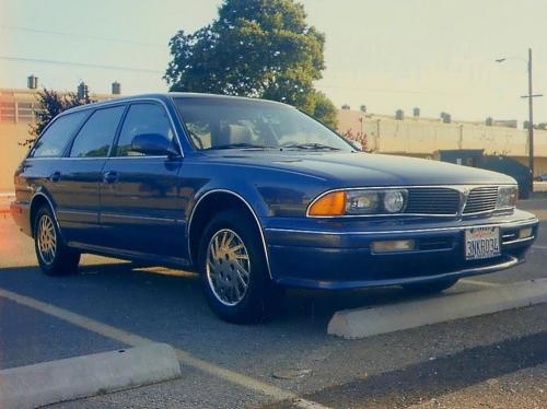 Photo of a 1993 Mitsubishi Diamante in Lisbon Blue Metallic (paint color code BQS)