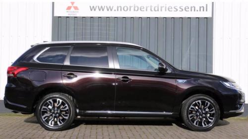 Photo of a 2018-2022 Mitsubishi Outlander in Ruby Black Pearl (paint color code X40)