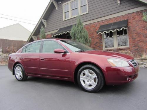 Photo of a 2002 Nissan Altima in Nouveau Ruby (paint color code AX3)