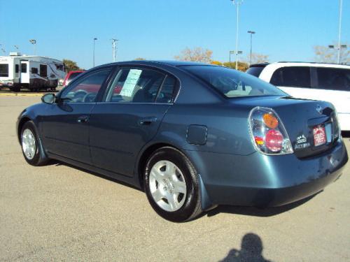 Photo of a 2002 Nissan Altima in Opal Blue Metallic (paint color code BX4)