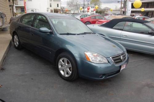 Photo of a 2002 Nissan Altima in Opal Blue Metallic (paint color code BX4)