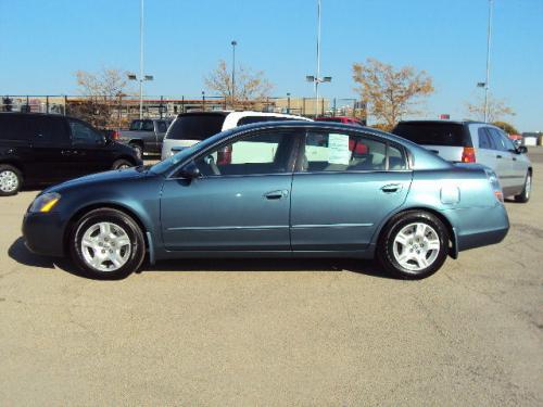 Photo of a 2002 Nissan Altima in Opal Blue Metallic (paint color code BX4)