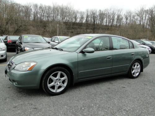 Photo of a 2002-2006 Nissan Altima in Mystic Emerald (paint color code DY2)