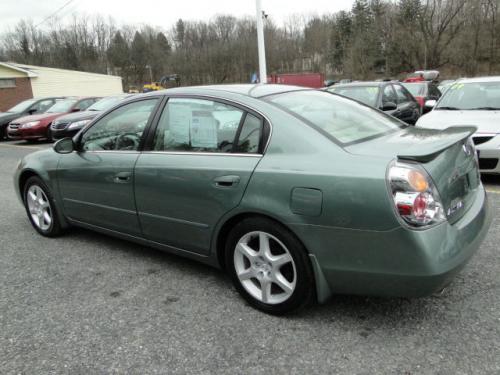 Photo of a 2002-2006 Nissan Altima in Mystic Emerald (paint color code DY2)
