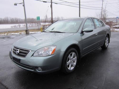 Photo of a 2002-2006 Nissan Altima in Mystic Emerald (paint color code DY2)