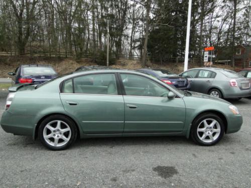 Photo of a 2002-2006 Nissan Altima in Mystic Emerald (paint color code DY2)