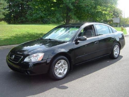 Photo of a 2002-2006 Nissan Altima in Super Black (paint color code KH3)