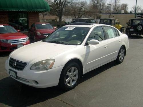 Photo of a 2002-2006 Nissan Altima in Satin White (paint color code QX3)