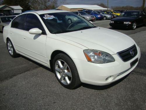 Photo of a 2002-2006 Nissan Altima in Satin White (paint color code QX3)