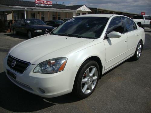 Photo of a 2002-2006 Nissan Altima in Satin White (paint color code QX3)