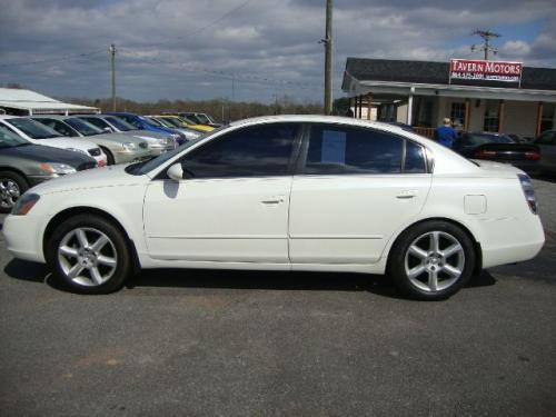 Photo of a 2002-2006 Nissan Altima in Satin White (paint color code QX3)