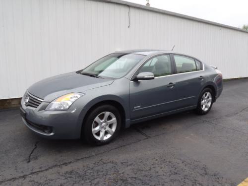 Photo of a 2009-2011 Nissan Altima in Mystic Jade (paint color code DAD)