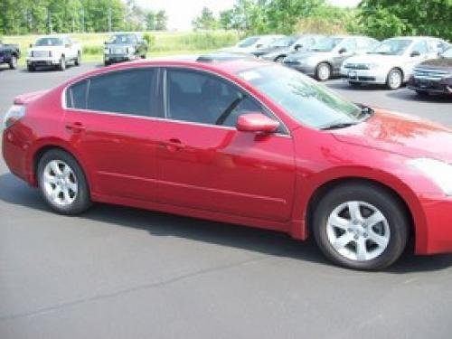 Photo of a 2009 Nissan Altima in Red Brick (paint color code NAC)