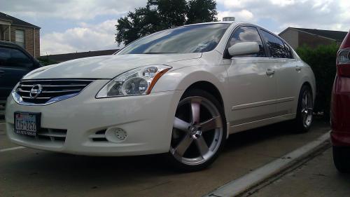 Photo of a 2007-2012 Nissan Altima in Winter Frost (paint color code QX3)