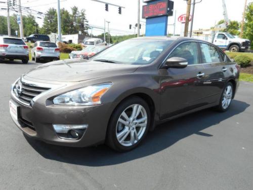 Photo of a 2014 Nissan Altima in Java Metallic (paint color code CAJ)