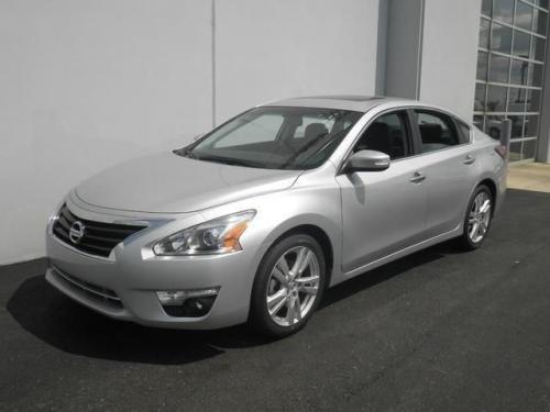 Photo Image Gallery & Touchup Paint: Nissan Altima in Brilliant Silver ...