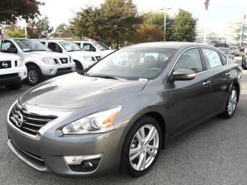 Photo of a 2014-2018 Nissan Altima in Gun Metallic (paint color code KAD)