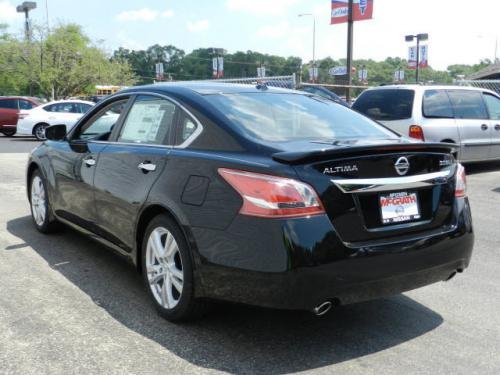 Photo of a 2013-2018 Nissan Altima in Super Black (paint color code KH3