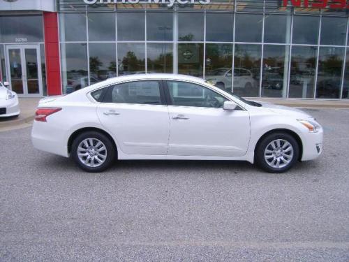 Photo Image Gallery & Touchup Paint: Nissan Altima in Pearl White (QAB)