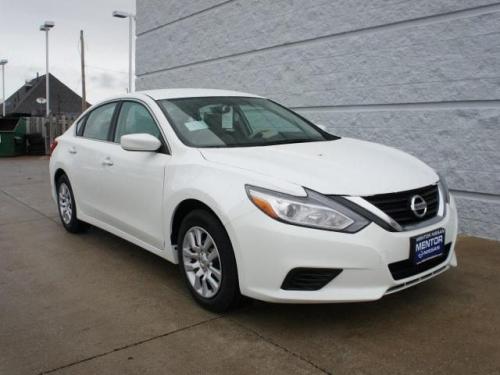 Photo Image Gallery & Touchup Paint: Nissan Altima in Glacier White (QAK)