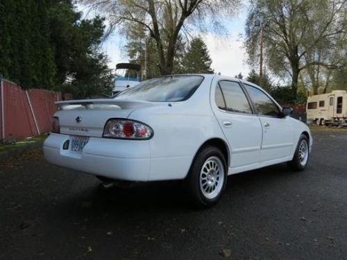 Photo of a 1993 Nissan Altima in Vail White (paint color code 531