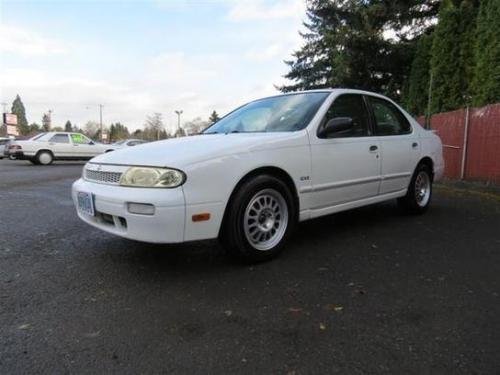 Photo of a 1993 Nissan Altima in Vail White (paint color code 531
