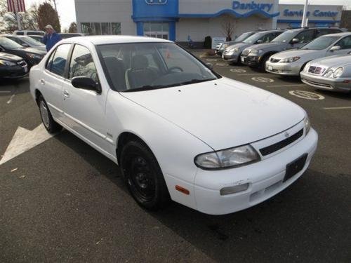 Photo of a 1994 Nissan Altima in Vail White (paint color code 531