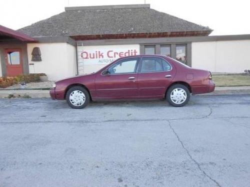 Photo of a 1995 Nissan Altima in Ruby Pearl (paint color code AL0