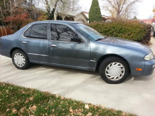 Photo of a 1993-1994 Nissan Altima in Pewter Blue Pearl (paint color code BL0)