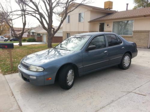 Photo of a 1993-1994 Nissan Altima in Pewter Blue Pearl (paint color code BL0)